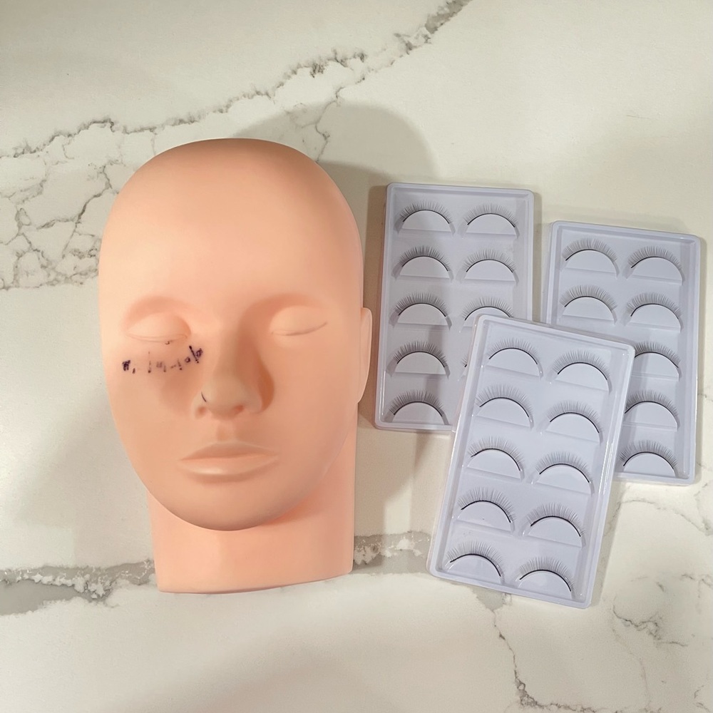 Lash Extension mannequin with strips